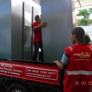 Menyimpan Furniture Kantor Saat Relokasi