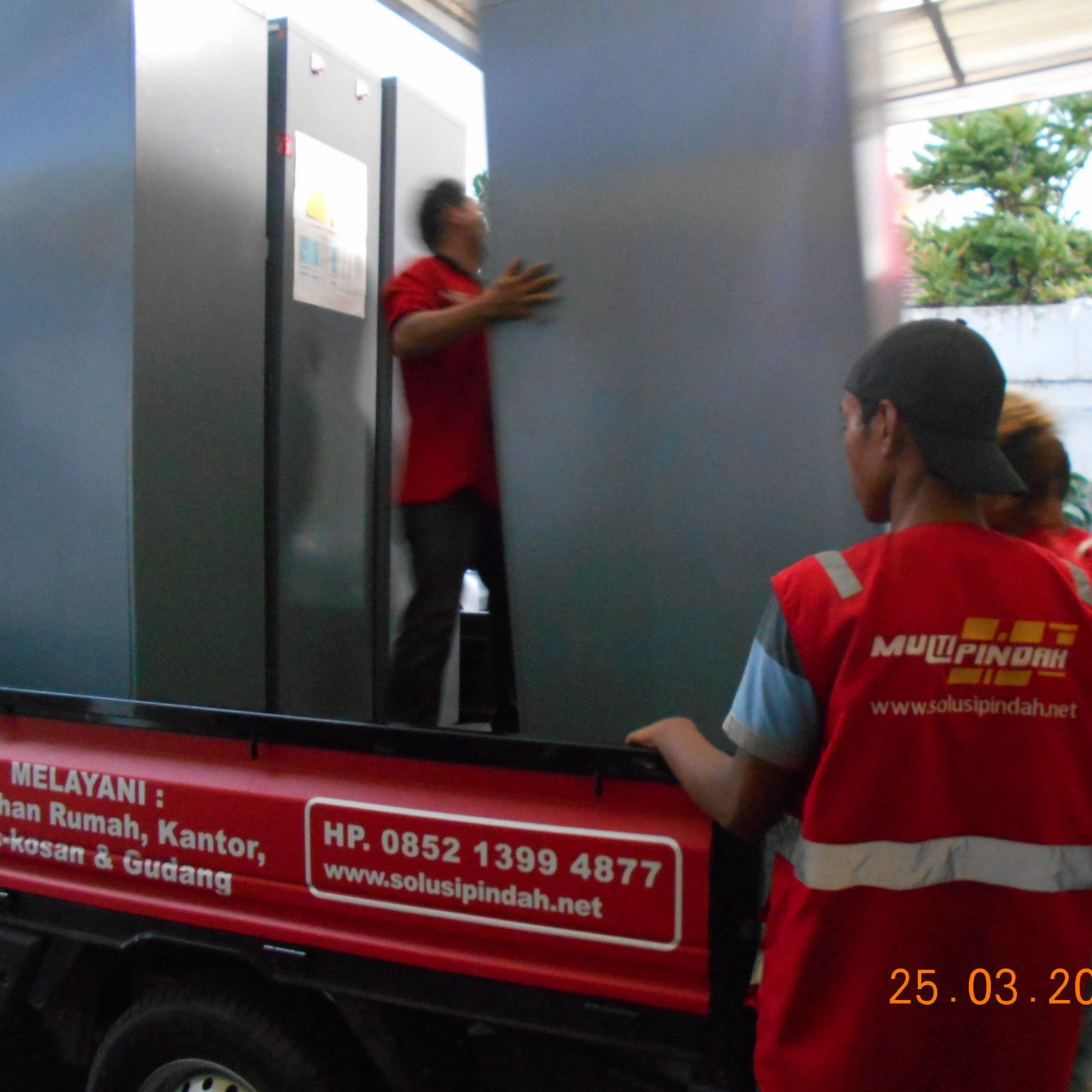 Menyimpan Furniture Kantor Saat Relokasi